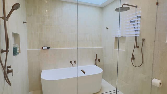 Frameless shower screens